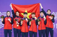 Các thành viên đội tuyển cầu mây nữ Việt Nam trên bục nhận Huy chương Vàng ASIAD 19.