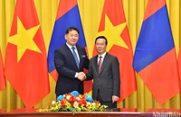 Chủ tịch nước Võ Văn Thưởng và Tổng thống Mông Cổ Ukhnaagiin Khurelsukh chụp ảnh chung tại buổi hội đàm. (Ảnh: THỦY NGUYÊN)