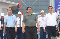 Thủ tướng Phạm Minh Chính thị sát công trường dự án. (Ảnh: TRẦN HẢI)