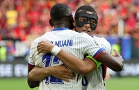 Randal Kolo Muani và Kylian Mbappé ăn mừng bàn thắng duy nhất của trận đấu. (Ảnh: UEFA)