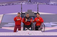 Lực sĩ Lê Văn Công trên bục nhận Huy chương Đồng Paralympic 2024. 