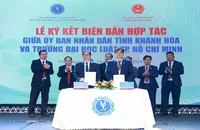 Trường Đại học Luật thành phố Hồ Chí Minh và Ủy ban Nhân dân tỉnh Khánh Hòa ký kết biên bản hợp tác phát triển. (Ảnh: AN NGUYỄN)