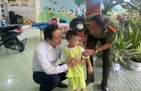 Lãnh đạo tỉnh Tiền Giang có mặt thăm hỏi, động viên cháu bé bị khống chế.