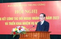 Đồng chí Lê Hoài Trung, Bí thư Trung ương Đảng, Trưởng Ban Đối ngoại Trung ương phát biểu chỉ đạo hội nghị. (Ảnh: TTXVN)