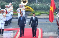 Chủ tịch nước Võ Văn Thưởng và Tổng thống Philippines Ferdinand Romualdez Marcos Jr. duyệt Đội danh dự Quân đội nhân dân Việt Nam tại lễ đón.