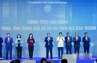 Thủ tướng Phạm Minh Chính và các đồng chí lãnh đạo thực hiện nghi thức công bố chính thức vận hành các nền tảng, ứng dụng trên địa bàn Hà Nội.