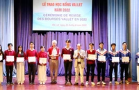 GS Patrick Aurenche và ông Đỗ Trinh Huệ, đại diện Quỹ học bổng Vallet tại Việt Nam trao học bổng tặng các học sinh, sinh viên xuất sắc năm 2022.