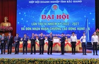 Nghi lễ trao Huân chương Lao động hạng Ba cho Hiệp Hội các doanh nghiệp tỉnh Bắc Giang.