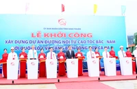 Các đồng chí lãnh đạo tỉnh Ninh Thuận cùng chủ đầu tư, nhà tài trợ và nhà thầu nhấn nút phát lệnh khởi công dự án.