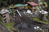 Nhân viên cứu hộ nỗ lực cứu những thợ mỏ bị mắc kẹt sau vụ nổ tại mỏ than ở Sutatausa, Colombia, ngày 15/3. (Ảnh: AFP/TTXVN)