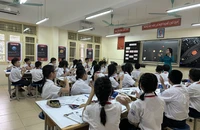 Giáo viên và học sinh Trường trung học cơ sở Bế Văn Đàn (quận Đống Đa, Hà Nội) trong giờ học môn Khoa học tự nhiên.