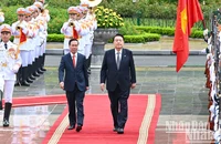 Chủ tịch nước Võ Văn Thưởng và Tổng thống Đại Hàn Dân Quốc Yoon Suk Yeol duyệt Đội Danh dự Quân đội nhân dân Việt Nam. 