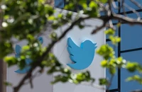 Biểu tượng Twitter trên màn hình điện thoại tại Lille, Pháp. (Ảnh: AFP/TTXVN)