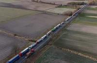 Xe tải xếp hàng dài tại cửa khẩu biên giới Ba Lan-Ukraine tại Hrebenne, Ba Lan, ngày 27/11. (Ảnh: PAP/TTXVN)