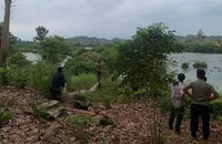 Việc tìm kiếm nam thanh niên đi câu cá mất tích trên sông Pô Cô vẫn đang được tiến hành.