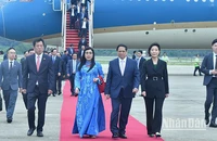 Thủ tướng Phạm Minh Chính và Phu nhân cùng Đoàn đại biểu cấp cao Việt Nam tới sân bay quân sự Seongnam (Seoul).