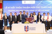 Bà Ngô Thu Hà - Tổng Giám đốc SHB và PGS.TS Nguyễn Đức Trung - Hiệu trưởng Trường Đại học Ngân hàng TP Hồ Chí Minh ký kết hợp tác toàn diện.