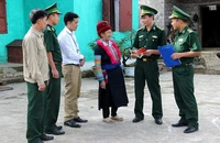 Cán bộ Bộ đội Biên phòng tỉnh Hà Giang tuyên truyền, vận động người dân huyện Mèo Vạc không mua bán, vận chuyển, tàng trữ và sử dụng trái phép ma túy. (Ảnh XUÂN MINH) 