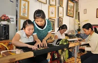 Dạy nghề thêu cho người khuyết tật tại thành phố Gia Nghĩa (Ðắk Nông). (Ảnh Nguyễn Ðăng) 