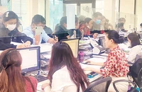 Giải quyết thủ tục hành chính cho người dân và doanh nghiệp tại huyện Cẩm Xuyên (Hà Tĩnh). 