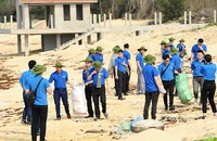 Ðoàn viên, thanh niên Khối các cơ quan Trung ương tham gia làm sạch bãi biển tại huyện đảo Bạch Long Vĩ. 