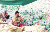 Cơ sở tái chế chai nhựa tại Lahor, Pakistan. (Ảnh TÂN HOA XÃ) 