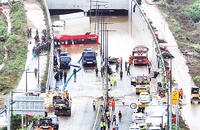 Nhiều tuyến đường tại Hàn Quốc ngập nặng do mưa lớn. (Ảnh AP) 