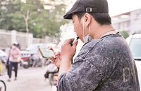 Tỷ lệ hút thuốc lá tại Việt Nam vẫn còn cao và gia tăng tỷ lệ người sử dụng thuốc lá mới. (Ảnh PHẠM VĂN) 