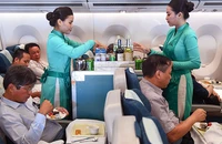 Vietnam Airlines thực hiện thành công chuyến bay đầu tiên sử dụng nhiên liệu hàng không bền vững từ Singapore đến Hà Nội. (Ảnh KỲ DUYÊN) 