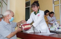 Dược sĩ Bộ đội Biên phòng tỉnh cấp phát thuốc miễn phí cho người dân.