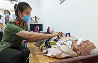 Y, bác sĩ trẻ thuộc lực lượng công an Thủ đô tình nguyện khám bệnh cho người dân trong khuôn khổ các hoạt động hưởng ứng chiến dịch "Kỳ nghỉ hồng", "Hành quân xanh" năm 2023. 