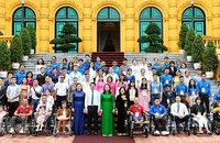 Phó Chủ tịch nước Võ Thị Ánh Xuân cùng đại diện các bộ, ngành và đại biểu chương trình "Tỏa sáng nghị lực Việt" năm 2022.