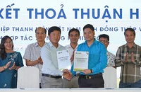 Đại diện Hội Liên hiệp Thanh niên Việt Nam tỉnh Đồng Tháp và XAG Mekong trao biên bản ký kết phối hợp.