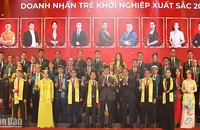 Các đồng chí Trần Tuấn Anh, Bùi Quang Huy (thứ 5 và 6 từ phải sang, hàng đầu) trao danh hiệu tặng các Doanh nhân trẻ khởi nghiệp xuất sắc năm 2023. 