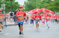 Thiếu nhi Bình Thuận sôi nổi tham gia chạy marathon trong khuôn khổ ngày hội.