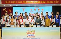 Các đồng chí đại diện Ban tổ chức và một số đại biểu Phiên họp giả định "Quốc hội trẻ em" lần thứ nhất tại buổi họp báo.