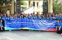 Các liên lạc viên, tình nguyện viên Hội nghị nghị sĩ trẻ toàn cầu lần thứ 9 chụp ảnh lưu niệm trước trụ sở Trung ương Đoàn.