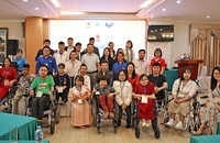 Các đại biểu thanh niên khuyết tật và đại diện các bộ, ngành, đoàn thể cùng chuyên gia tại Hội thảo.