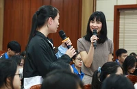 Helly Tống (bên phải) giao lưu với các bạn trẻ tại sự kiện phát động chiến dịch "Cùng Gen G sống Xanh đi".