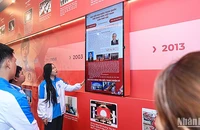 Tại khu vực "Bức tường lịch sử", các đại biểu có thể dịch chuyển màn hình để được cung cấp các thông tin tương ứng với mỗi giai đoạn phát triển của Hội Sinh viên Việt Nam.