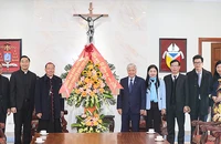 Đồng chí Đỗ Văn Chiến (thứ 5 từ phải sang) tặng hoa chúc mừng Tổng Giám mục Giuse Vũ Văn Thiên (thứ 3 từ trái sang).