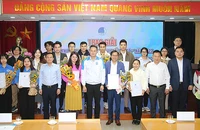 Phó Chủ tịch Thường trực Hội Liên hiệp Thanh niên Việt Nam Nguyễn Kim Quy (thứ 6 từ phải sang) và đại diện đơn vị liên quan trao phần thưởng tặng các cá nhân giành giải tại buổi lễ.