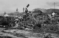 Ngày 7/5/1954, toàn bộ tập đoàn cứ điểm của địch ở Điện Biên Phủ đã bị quân ta tiêu diệt, lá cờ "Quyết chiến quyết thắng" đang phấp phới bay trên nóc hầm Đờ Cát. (Ảnh: TTXVN)