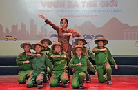 Các thí sinh "nhí" thể hiện hình tượng Bà mẹ Việt Nam Anh hùng Lê Thị Dảnh (tức Mẹ Nhu) và 7 Dũng sĩ Thanh Khê.