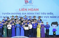 Ban tổ chức tuyên dương các cá nhân tiêu biểu tại liên hoan.