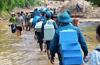 Các chiến sĩ trẻ lực lượng vũ trang mang theo nhu yếu phẩm, thuốc men hành quân đến các địa điểm chịu ảnh hưởng của thiên tai tại Mường Pồn những ngày qua.