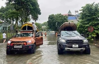 Phương tiện của các tình nguyện viên tiến vào vùng lũ.