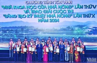 Các đồng chí Nguyễn Trọng Nghĩa, Lương Quốc Đoàn (hàng đầu, lần lượt thứ 5 và 9 từ trái sang) trao danh hiệu "Nhà khoa học của nhà nông" năm 2024 tặng các cá nhân tiêu biểu tại chương trình.