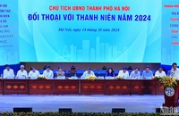 Chủ tịch Ủy ban nhân dân thành phố Hà Nội Trần Sỹ Thanh (người ngồi giữa) và đại diện các ban, sở, ngành, đoàn thể của Thủ đô đối thoại với thanh niên.