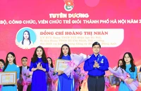 Đại diện Trung ương Đoàn và Thành đoàn Hà Nội trao Bằng khen tặng các cán bộ, công chức, viên chức trẻ giỏi của Thủ đô năm 2024.